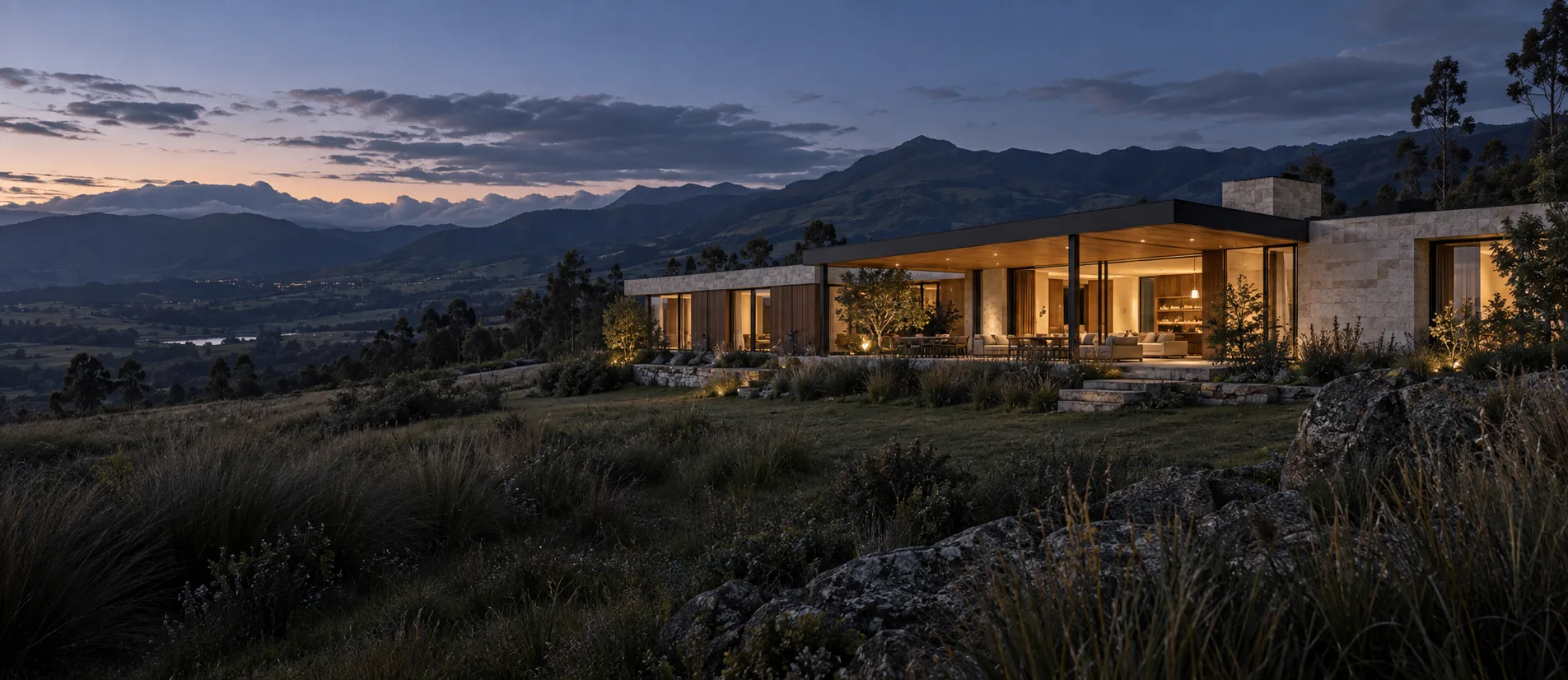 Vivienda contemporánea de piedra y madera entre montañas de Boyacá al anochecer.
