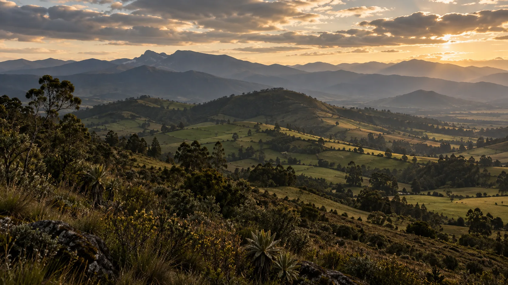 Montañas y campos de Boyacá bajo la luz cálida del atardecer.